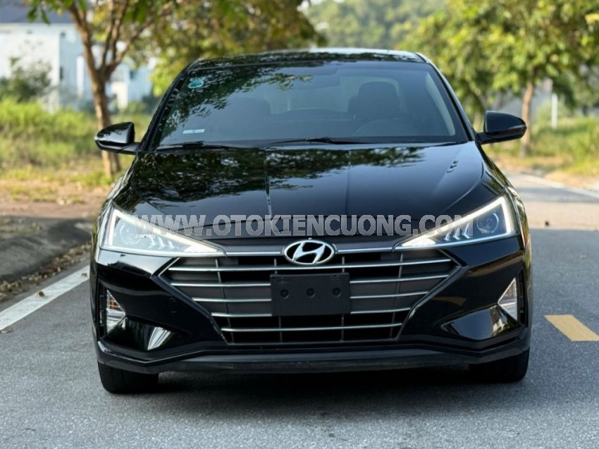 Hyundai Elantra 1.6 AT