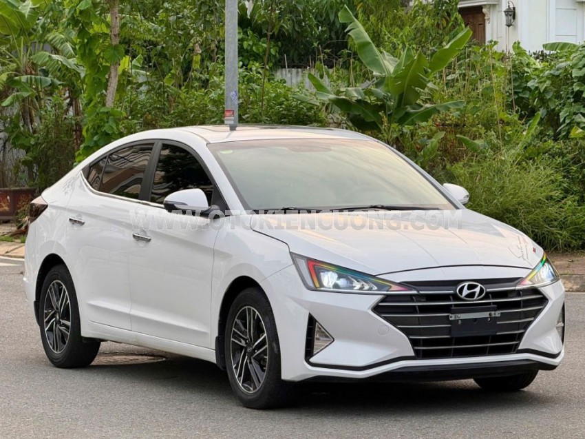 Hyundai Elantra 1.6 AT Tiêu chuẩn 2022